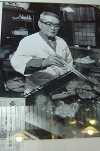 牛たんを焼く職人の写真